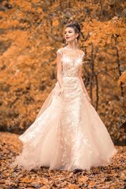 Bei uns findest du garantiert dein perfektes brautkleid in köln. Schone Sinnliche Junge Brunette Braut In Langen Weissen Brautkleid Und Schleier Stehend Im Wald Lizenzfreie Fotos Bilder Und Stock Fotografie Image 90918698