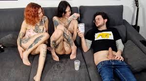 Action ou vérité - une soirée normale entre amis dégénère dans un jeu  sexuel (squirt à 17h40)