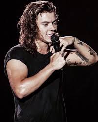 The Sheen Is Making Me Weak Otra Black T Shirt Harry Spam Harrystyles Harry Styles Long Hair Harry Styles Pictures Harry Styles Live