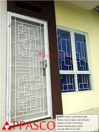 Sedangkan untuk rumah dengan konsep klasik, pemilih model teralis pintu dengan desain yang sedikit rumit akan memperkuat kesan klasik pada rumah bagian depan. Pintu Teralis Minimalis Besi Hollow Dan Kotak Di Cluster Citra Raya Jual Kanopi Tralis