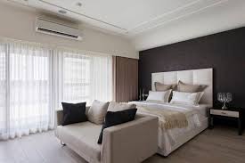 春雨設計床頭上方弧度收邊的天花板線條 搭配鐵灰色織紋生動的壁紙修飾牆面 深色的背景巧妙襯托床座與寢飾的優雅質感 整體流露輕奢華的精品旅店風采 home home decor furniture