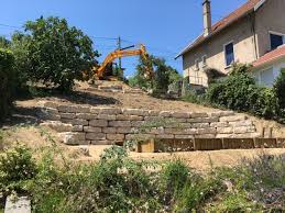 Emery terrassement, c'est avant une entreprise indispensable à la préparation de votre terrain avant la construction. Amenagement D Un Terrain En Pente Irigny Demolition Et Terrassement Sur Lozanne Sas Riviere