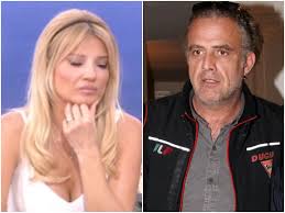 Ο πασχάλης τσαρούχας θέλει να βαφτίσει το παιδί της παπαθωμά. Pasxalhs Tsaroyxas Ayth Th Stigmh Yparxoyn Panw 1000 Kataggelies