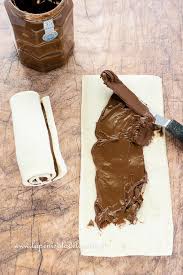 Una fetta di pane, un bicchiere di latte e delle nocciole delle langhe posizionate in evidenza diventano i tre elementi con cui si associa indissolubilmente la nutella. Girelle Di Pane E Nutella La Merenda Per I Bambini Con Solo 2 Ingredienti