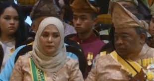 Biodata julia rais isteri kedua agong tengku abdullah sultan pahang laman gosip dan informasi terkini. Tengku Muda Pahang Kahwin Lagi Fakta Biodata Tengku Ampuan Pahang Serta Raja Permaisuri Agong Tunku Hajah Azizah Aminah Maimunah Iskandariah Pemangku Raja Pahang Tengku Abdullah Sultan Ahmad Shah Yang Dimasyhurkan