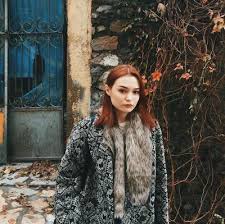 Kizlar Su Renk Bir Boya Siyah Sacin Ustune Tutar Mi Kizlarsoruyor