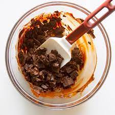 Turn the heat under the double boiler on to low. How To Melt Chocolate In The Microwave Baker Bettie