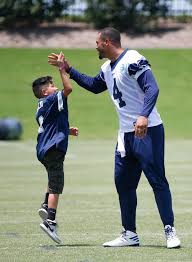 Make-A-Wish kid at Cowboys camp takes over for Dak Prescott, hands ball off  to Ezekiel Elliott