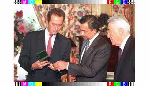 Une tabatière en or du premier empire a fait son entrée dans la salle de la légion d'honneur ! Polemique Charia Le Sultan Du Brunei Est Grand Croix De La Legion D Honneur