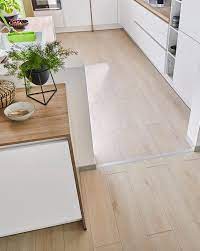 kuche gestalten boden ideen parkett ubergangsprofile kuche gestalten vinylboden kuche vinyl laminat