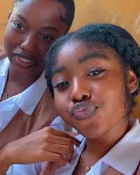 Yaris en bonne état très propres osombi etamboli mbala moko sens problème  tout et bon prix 3100$ 0896063465