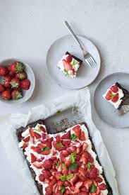 Weiße schokolade raspeln und über den kuchen streuen. Erdbeere Schoko Kuchen Mit Mascarponecreme Mintnmelon
