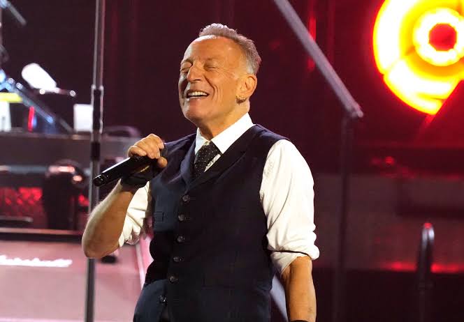 Bruce Springsteen Ignores Chris Christie Video