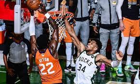 Ο greek freak υποφέρει μετά από τον τραυματισμό που υπέστη στο γόνατο στον αγώνα με τους χοκς. Xtlq8jctlx Vcm