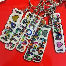 Pour Realiser Ces Porte Clefs Il Vous Faut Du Plastique Fou Des Crayons De Couleurs Des Attaches Porte Clefs Deux Plastique Fou Fete Des Peres Porte Clef