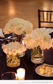 Si estás pensando en hacer centros de mesa artesanales para boda, echa un vistazo a esta propuesta. Centro De Mesa Con Jarrones Bajos De Cristal Y Flores Blanas Decoracion Bodas