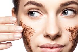 Body scrub bisa bikin kulit kamu bebas kusam, loh. Cara Memakai Scrub Wajah Pada Kulit Kering Dan Sensitif Halaman All Kompas Com