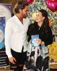 426 001 tykkäystä · 837 puhuu tästä. Mario Falcone Watches Sister Giovanna Fletcher On I M A Celeb From His Hospital Bed Aktuelle Boulevard Nachrichten Und Fotogalerien Zu Stars Sternchen