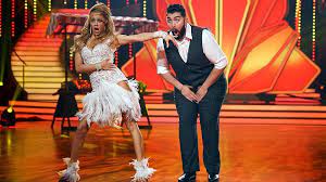 Plötzlich bewegen sich die promis viel mehr als sonst. Let S Dance 2017 Faisal Kawusi Und Oana Nechiti Rocken Das Tanzparkett Mit Ihrer Salsa