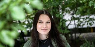 Låtskrivare är clara klingenström, bobby ljunggren, david lindgren zacharias. Maja Stromstedt Vill Bli Min Egen Person