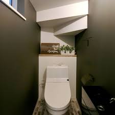 女性だけの設計事務所の施工実例 階段下のトイレに黒板ｸﾛｽをはってみました トイレ 壁紙 おしゃれ トイレ コーディネート トイレ インテリア