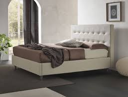 Letto di lusso con grande ed alta testata in capitonnè stile chesterfield. Letto Matrimoniale Con Contenitore New York