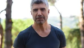 Atv ekranlara gelmeye hazırlanan kalp yarası dizisiyle ilgili yönetmen ve yazar tomris giritlioğlu'nun sözleri olay oldu. Ozcan Deniz Kalp Yarasi Sarki Sozleri