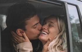 Belgian singer, actress and tv host who became known as a finalist on the belgium junior eurovision song contest in 2007. Julie Vermeire Krijgt Geweldige Verrassing Van Haar Vriend Laurins Showbizz 24