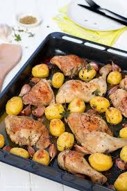 Rezept Fur Hahnchen Mit Kartoffeln Und Knoblauch Aus Dem Backofen Griechische Art Einfach Alles Auf Das Backb Gerichte Mit Hahnchen Hahnchen Einfache Gerichte