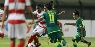 Sejumlah pemain persebaya surabaya melakukan selebrasi usai mencetak gol ke gawang madura united dalam pertandingan lanjutan grup c piala menpora 2021 di stadion si jalak harupat, kabupaten bandung. Vadws5yfvq5d4m