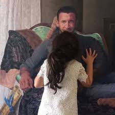 حفيدته سنا تقبل صورته Couple Photos Scenes Photo