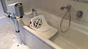 Der schwenklift wird unkompliziert neben dem heimischen bad aufgestellt. Badewolke Schwenklift Aqua 100 Elektrisch Ihre Mobilitatsgarantie Fur Die Badewanne Online Wohn Beratung De