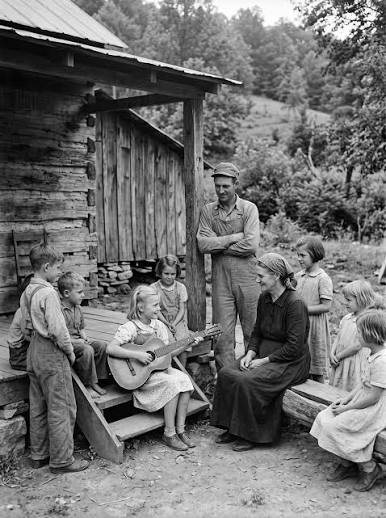 The Parton Family — Sevier County, Tennessee, 1940s–1950s Dolly Parton's  childhood is one of the most remarkable American stories of growing up with  very little and turning family encouragement into extraordinary achievement.