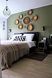 black white and camouflage green bedroom with african baskets on wall scandina black white and ca slaapkamer interieur afrikaanse slaapkamer slaapkamerideeen