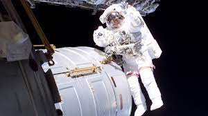 Entre novembre 2016 et juin 2017, il a séjourné 196 jours dans la station spatiale internationale dans le cadre de la mission. Live Now You Can Watch The Thomas Pesquet Spacewalk Eva In French At Sorti