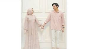 Kalau menurut kamu, bagaimana seragam. 5 Gaya Baju Lebaran Seragam Ala Artis Cocok Buat Kompak An Di Idul Fitri Matamata Com