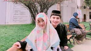 Nama larissa chou kini semakin banyak di cari netizen sejak menjadi istri muhammad alvin faiz, putra uztaz arifin ilham. Larissa Chou Ungkap Kisahnya Menjadi Mualaf Ke Dalam Buku