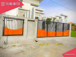Lebih dari sekadar pintu, gerbang atap bergaya rumah ini biasanya menjadi pemisah antara jalan dan tempat tinggal. Desain Pintu Gerbang Rumah Bali Cek Bahan Bangunan