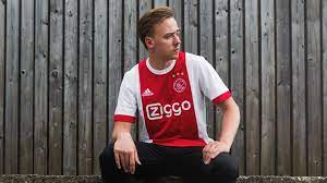De trainer won de prijs met sevilla drie keer op rij en met arsenal bereikte hij de finale. Das Debut Des Ajax Trikot 2017 2018