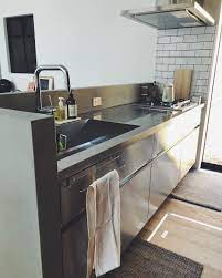 asa on instagram 𓐄 キッチンは サンワカンパニーの グラッド45 にしました オールステンレスで格好いい も も憧れていたモルタルキッチン 家事問屋 さんのふきん掛けもシンプルで馴染むしオススメです 意外と北側からの日が入るな 𓐄 キッチン