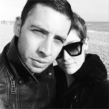 Photo : Example (Elliot John Gleave) et Erin McNaught se promenant sur la  plage à Brighton en avril 2014. Le couple, marié en mai 2013, a annoncé le  23 juillet 2014 attendre son premier enfant.