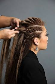 Les coiffures vikings sont agressives, robustes et très tendances. Tresse Viking Cheveux Longs Coloration Brune Avec Meches Blondes Boucles D Oreilles En Argent Blazer Noir Emy P Pctr Up