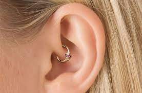 Ludzie Nosza Kolczyk W Tym Miejscu Gdy Poznasz Powod Przeklucia Ucha Wlasnie Tu Bedziesz W Szoku Ear Piercings Piercing Medical Jewelry
