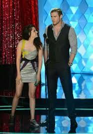 Poti trimite comentarii la filmulete , le poti vota si pentru a se bucura si prietenii tai de ele aceasta este o listă de emisiuni/episoade tv speciale de crăciun produse în statele unite: Cele Mai Bune 852 Imagini Din Chris Hemsworth In 2019 Promis Chris Hemsworth Thor È™i Manner