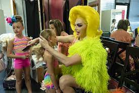 Jun 02, 2021 · 'dancing queens', danza e drag queen nel film netflix è una commedia romantica svedese ed esce in streaming il 3 giugno: Dancing Queen Review Netflix Show Stars Drag Race S Alyssa Edwards Variety