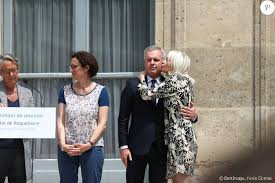 La secrétaire d'etat emmanuelle wargon. Elisabeth Borne Emmanuelle Wargon Francois De Rugy Et Sa Femme Severine Servat Passation De Pouvoir Entre Francois De Rugy Ministre Demissionnaire De La Tr Purepeople