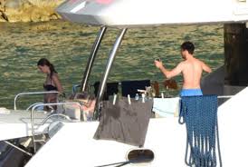 Film galasına birlikte olduğu oyuncu bige önal ile katılan aras bulut i̇ynemli, 2020'de evlilik var mı? sorusuna 2020'ye paris'te girdik. Aras Bulut Iynemli Sevgilisi Bige Onal La Yaz Tatilinin Startini Verdi