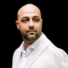 Trots! Na 2 jaar geleden mijn AA titel te hebben behaald, heb ik vandaag  mijn mondeling slotexamen tot Register Accountant(RA) met succes afgelegd. 