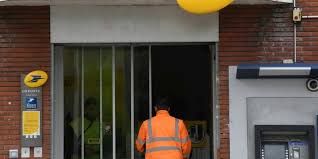 Envoyer /recevoir un colis ou un courrier. Coronavirus La Poste Maintient Ses Activites Essentielles Le Point