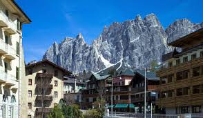 Cortina d'ampezzo pie centra viesnīcas un karte visu rajonu karte: Cortina D Ampezzo Venetien Italien De